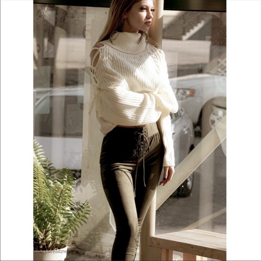 New! Stunning cold shoulder chunky knit sweater - Picture 3 of 4
